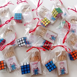 Δωράκι μπρελοκ κυβος ρουμπικ + μινι ξυλομπογιές με αυτοκόλλητο στο θέμα επιλογής σας