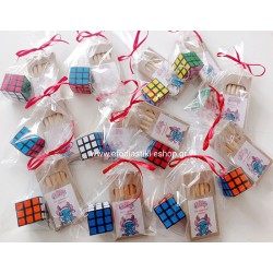 Δωράκι μπρελοκ κυβος ρουμπικ + μινι ξυλομπογιές με αυτοκόλλητο στο θέμα επιλογής σας