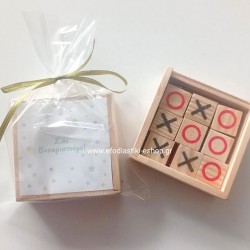 Δωράκι ξύλινη τρίλιζα 7x7cm με αυτοκόλλητο στο θέμα της  επιλογής σας
