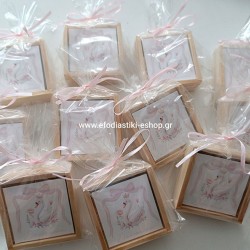 Δωράκι ξύλινη τρίλιζα 7x7cm με αυτοκόλλητο στο θέμα της  επιλογής σας