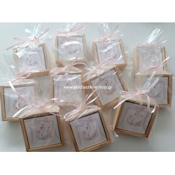 Δωράκι ξύλινη τρίλιζα 7x7cm με αυτοκόλλητο στο θέμα της  επιλογής σας