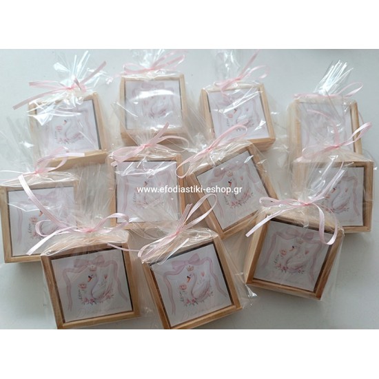 Δωράκι ξύλινη τρίλιζα 7x7cm με αυτοκόλλητο στο θέμα της  επιλογής σας