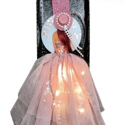 Πασχαλινή λαμπάδα φωτιζόμενη  ροζ με σχέδιο κορίτσι με καπέλο