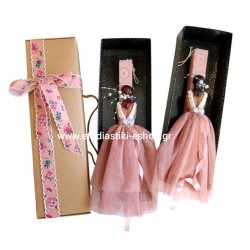 Πασχαλινή λαμπάδα ροζ με σχέδιο κορίτσι-φόρεμα