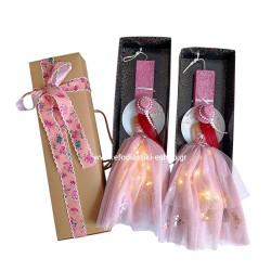 Πασχαλινή λαμπάδα φωτιζόμενη  ροζ με σχέδιο κορίτσι με καπέλο